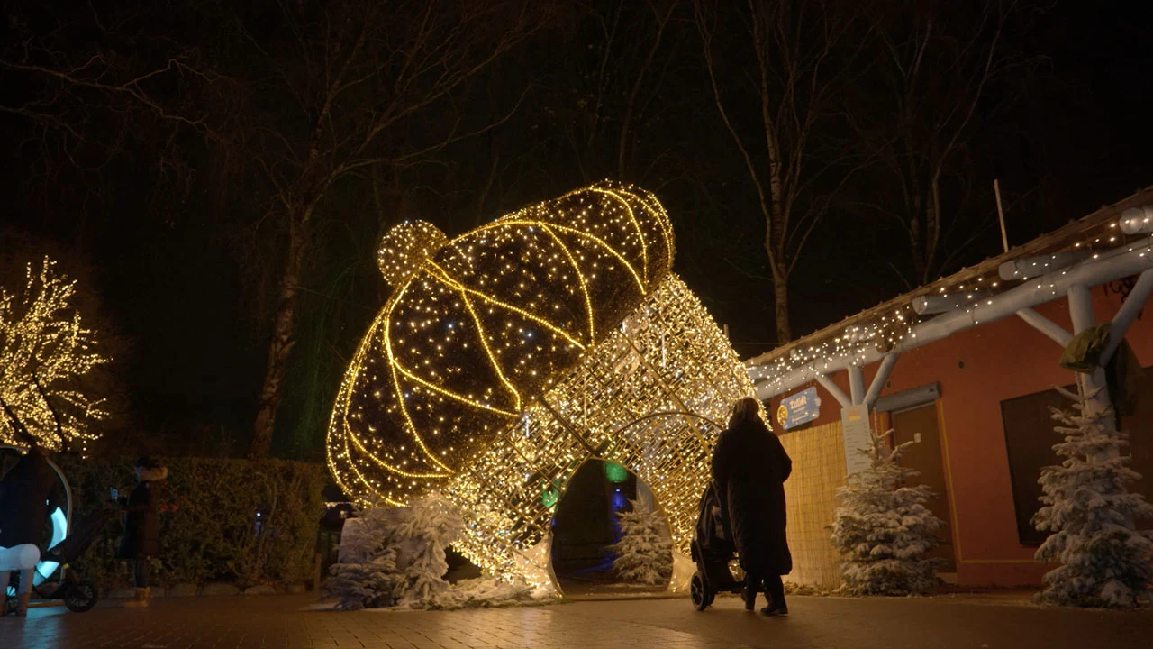 Still frame from christmas commercial for Aalborg Zoo created by Boutmedia